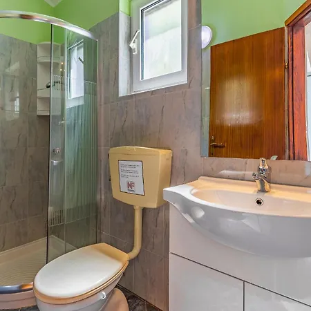 4 Bedroom Stunning In Holiday home Liznjan