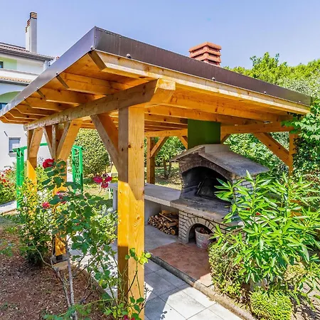 4 Bedroom Stunning In Holiday home Liznjan