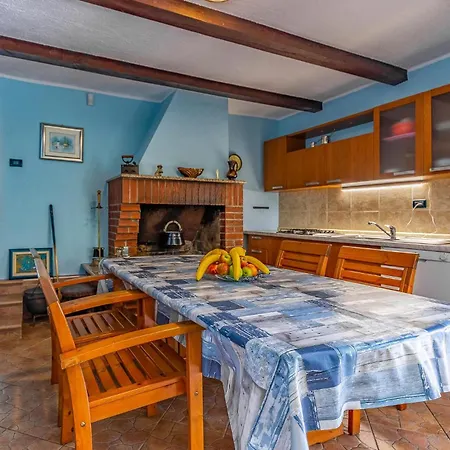 Holiday home 4 Bedroom Stunning In Liznjan