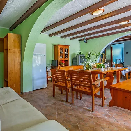 4 Bedroom Stunning In Holiday home