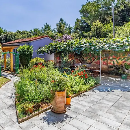 4 Bedroom Stunning In Holiday home Liznjan