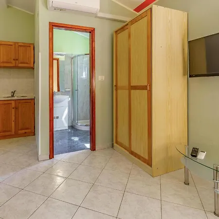 בית נופש 4 Bedroom Stunning In Ližnjan
