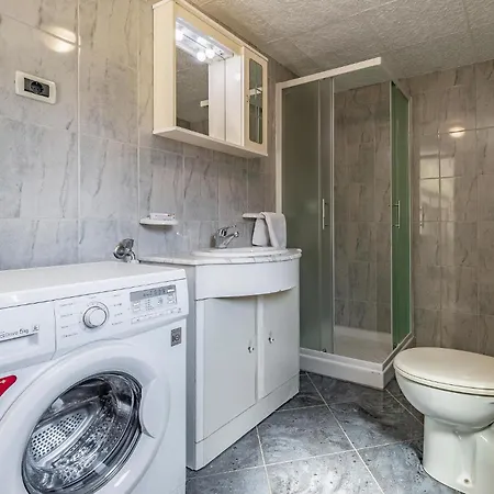 4 Bedroom Stunning In בית נופש Ližnjan